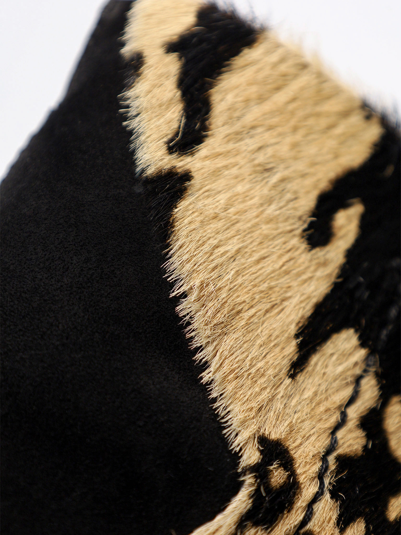 Ботинки комбинированные черного цвета на рельефной подошве